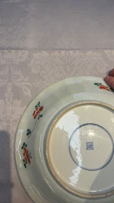 A large Chinese famille verte 'Pavilion with Birds among Flowering Branches' dish, Kangxi — photo 8