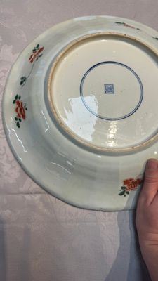 A large Chinese famille verte 'Pavilion with Birds among Flowering Branches' dish, Kangxi — photo 9