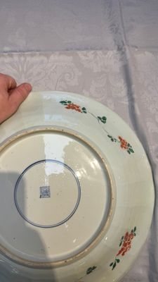 A large Chinese famille verte 'Pavilion with Birds among Flowering Branches' dish, Kangxi — photo 11