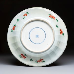 A large Chinese famille verte 'Pavilion with Birds among Flowering Branches' dish, Kangxi — photo 1