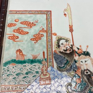 A large Chinese famille verte plaque in a sculpted wooden frame, 19th C. — 照片 14