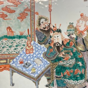 A large Chinese famille verte plaque in a sculpted wooden frame, 19th C. — 照片 16