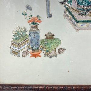 A large Chinese famille verte plaque in a sculpted wooden frame, 19th C. — 照片 19