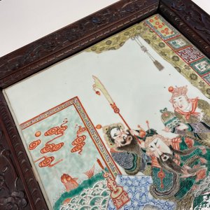 A large Chinese famille verte plaque in a sculpted wooden frame, 19th C. — 照片 20