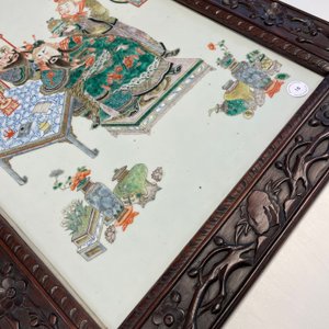 A large Chinese famille verte plaque in a sculpted wooden frame, 19th C. — 照片 22