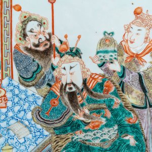 A large Chinese famille verte plaque in a sculpted wooden frame, 19th C. — 照片 3