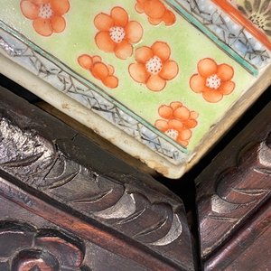 A large Chinese famille verte plaque in a sculpted wooden frame, 19th C. — 照片 7