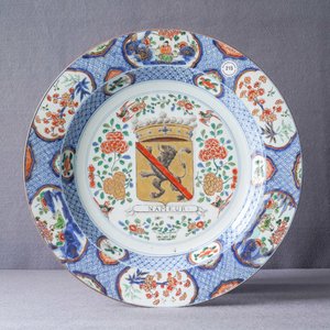 A large Chinese famille verte 'Provinces' dish with the arms of Namur, Kangxi/Yongzheng — photo 3
