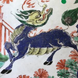A large Chinese famille verte qilin and phoenix charger, Kangxi — photo 11