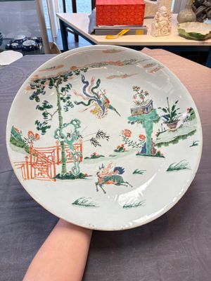 A large Chinese famille verte 'qilin and phoenix' dish, Kangxi — 照片 1