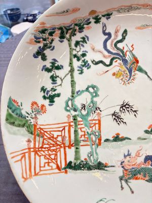 A large Chinese famille verte 'qilin and phoenix' dish, Kangxi — 照片 2