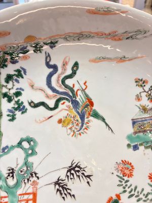 A large Chinese famille verte 'qilin and phoenix' dish, Kangxi — 照片 3