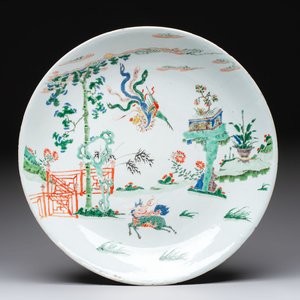A large Chinese famille verte 'qilin and phoenix' dish, Kangxi — 照片 1