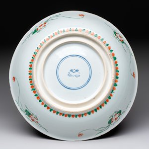 A large Chinese famille verte 'qilin and phoenix' dish, Kangxi — 照片 2