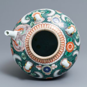 A large Chinese famille verte teapot or ewer, Kangxi — photo 6