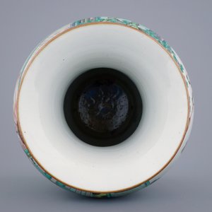 A large Chinese famille verte vase with a continuous scene and elephant handles, 19th C. — 照片 5