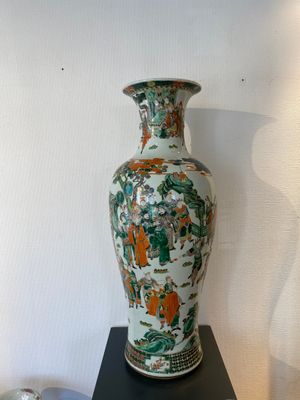 A large Chinese famille verte vase with narrative design, Kangxi mark, 19th C. — 照片 1