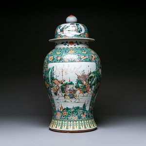 A large Chinese famille verte 'warriors on horseback' vase and cover, 19th C. — photo 1