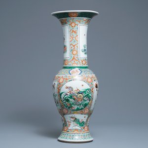 A large Chinese famille verte yenyen vase with animals and flowers, 19th C. — 照片 2