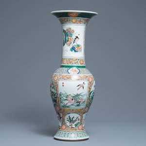 A large Chinese famille verte yenyen vase with animals and flowers, 19th C. — 照片 3