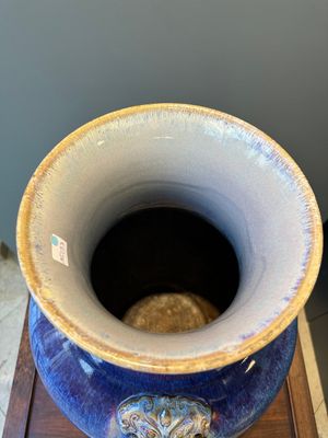 A large Chinese flambé glaze 'hu' vase with taotie handles, Qing — 照片 4