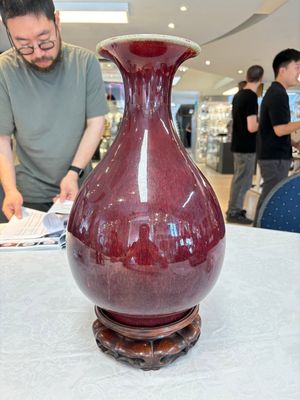 A large Chinese flambé-glazed 'yuhuchunping' vase on a wooden stand, 19th C. — photo 1