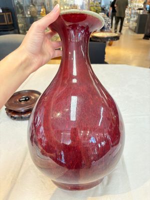 A large Chinese flambé-glazed 'yuhuchunping' vase on a wooden stand, 19th C. — photo 3