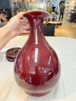 A large Chinese flambé-glazed 'yuhuchunping' vase on a wooden stand, 19th C. — photo 4