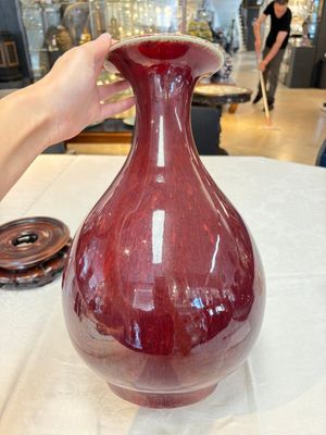 A large Chinese flambé-glazed 'yuhuchunping' vase on a wooden stand, 19th C. — photo 5