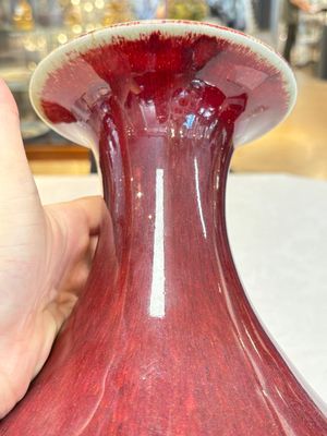 A large Chinese flambé-glazed 'yuhuchunping' vase on a wooden stand, 19th C. — photo 10