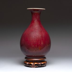 A large Chinese flambé-glazed 'yuhuchunping' vase on a wooden stand, 19th C. — photo 1