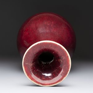A large Chinese flambé-glazed 'yuhuchunping' vase on a wooden stand, 19th C. — photo 3