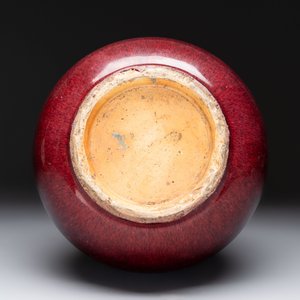 A large Chinese flambé-glazed 'yuhuchunping' vase on a wooden stand, 19th C. — photo 4