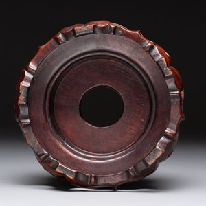 A large Chinese flambé-glazed 'yuhuchunping' vase on a wooden stand, 19th C. — photo 6