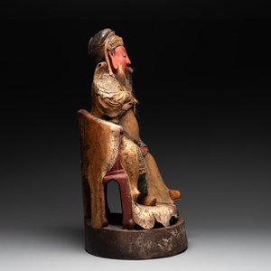 A large Chinese gilt- and polychromed wooden sculpture of a divinity, 19th C. — photo 3