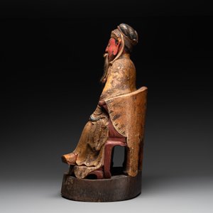 A large Chinese gilt- and polychromed wooden sculpture of a divinity, 19th C. — photo 5