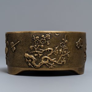 A large Chinese gilt bronze incense burner in the manner of Hu Wenming, Xuande mark, 19th C. — photo 4