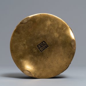 A large Chinese gilt bronze incense burner in the manner of Hu Wenming, Xuande mark, 19th C. — photo 7