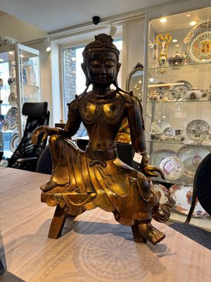 A large Chinese gilt bronze seated Bodhisattva, 20th C. — 照片 1