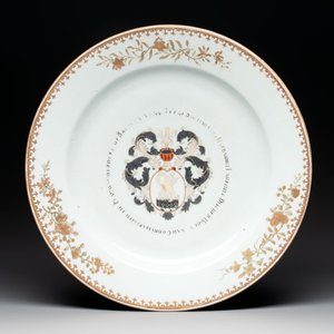 A large Chinese gilt-decorated armorial dish with the arms of Harmannus Laurents Discher, Qianlong, dated 1749 — foto 1