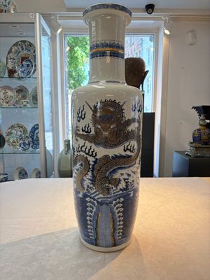 A large Chinese gilt-decorated blue and white 'dragon' rouleau vase, 19th C. — photo 1