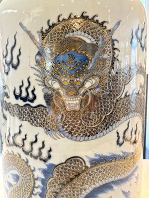 A large Chinese gilt-decorated blue and white 'dragon' rouleau vase, 19th C. — photo 12