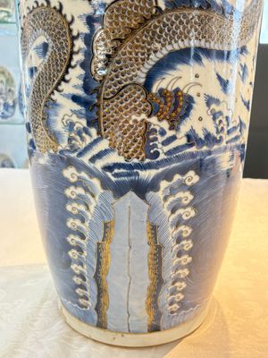 A large Chinese gilt-decorated blue and white 'dragon' rouleau vase, 19th C. — photo 14