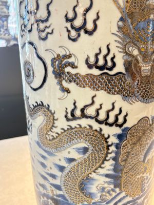A large Chinese gilt-decorated blue and white 'dragon' rouleau vase, 19th C. — photo 15