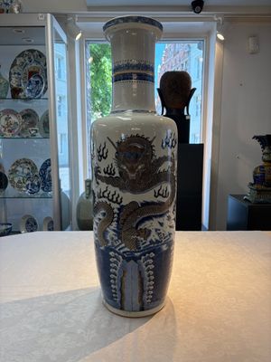 A large Chinese gilt-decorated blue and white 'dragon' rouleau vase, 19th C. — photo 3