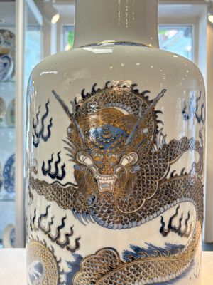 A large Chinese gilt-decorated blue and white 'dragon' rouleau vase, 19th C. — photo 7