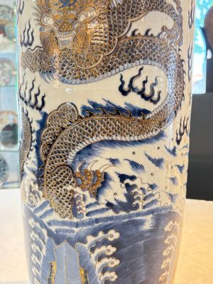 A large Chinese gilt-decorated blue and white 'dragon' rouleau vase, 19th C. — photo 8