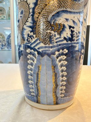 A large Chinese gilt-decorated blue and white 'dragon' rouleau vase, 19th C. — photo 9