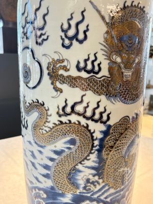 A large Chinese gilt-decorated blue and white 'dragon' rouleau vase, 19th C. — photo 10