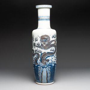 A large Chinese gilt-decorated blue and white 'dragon' rouleau vase, 19th C. — photo 1